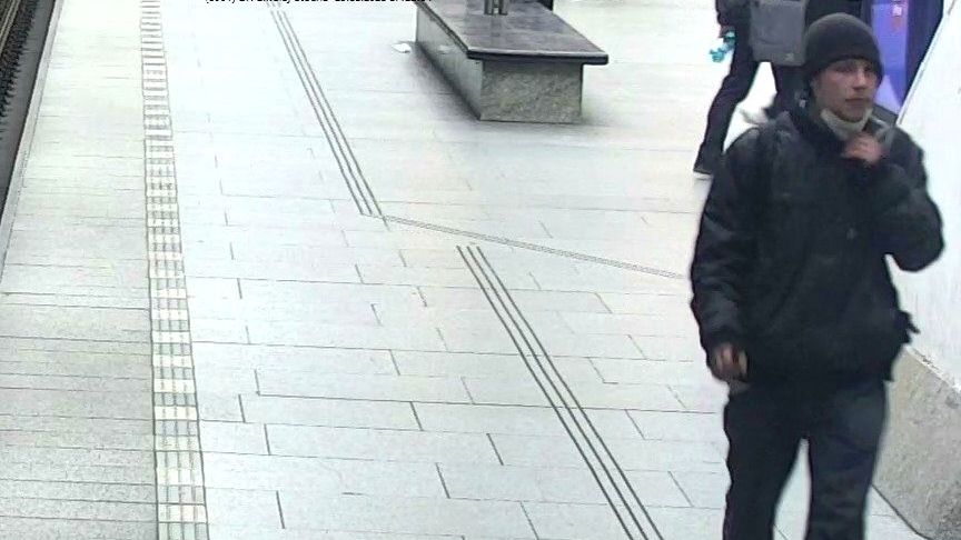 Muž vytrhl ženě v metru mobil z ruky a utekl. O pár minut později kradl znova